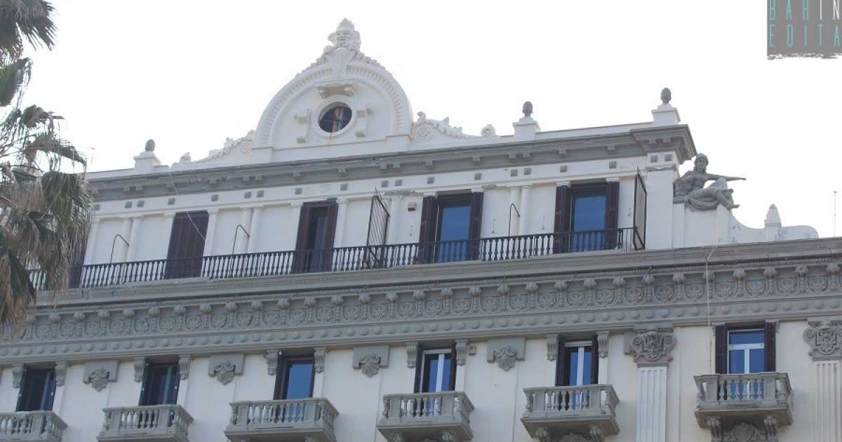 Bari, rimosso il quadrante dello storico orologio di Palazzo Colonna: �Era pericolante�